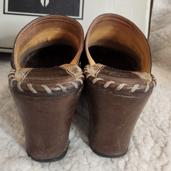 Frye Women's Brown Leather Clogs, size 9 - Picture 5 of 7